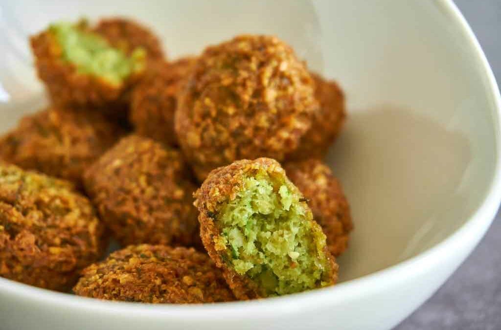 KICHERERBSEN-FLADEN MIT PAPRIKA-CREME
