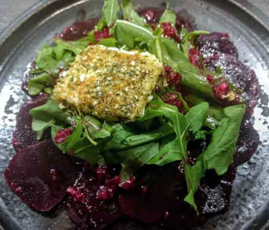 MARINIERTE ROTE BETE MIT RUCOLA UND SCHAFSKÄSE